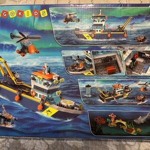 Floatable Expedition Boat Set.New in box. Bags are sealed.Box has some damage.
